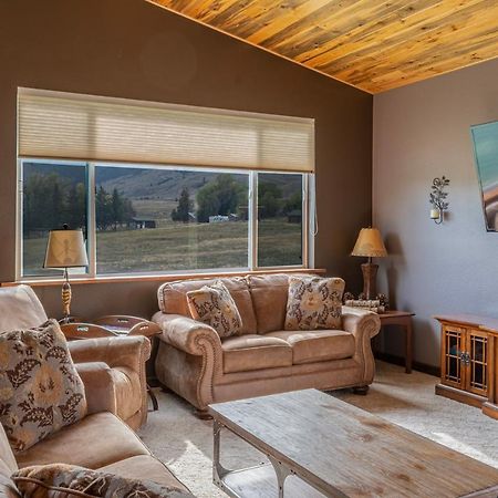 Bison Lodge - Lg Home - 2 Bedrooms - Less Than 5 Miles To Yellowstone North Entrance, Sleeps Up To 8 Gardiner Esterno foto