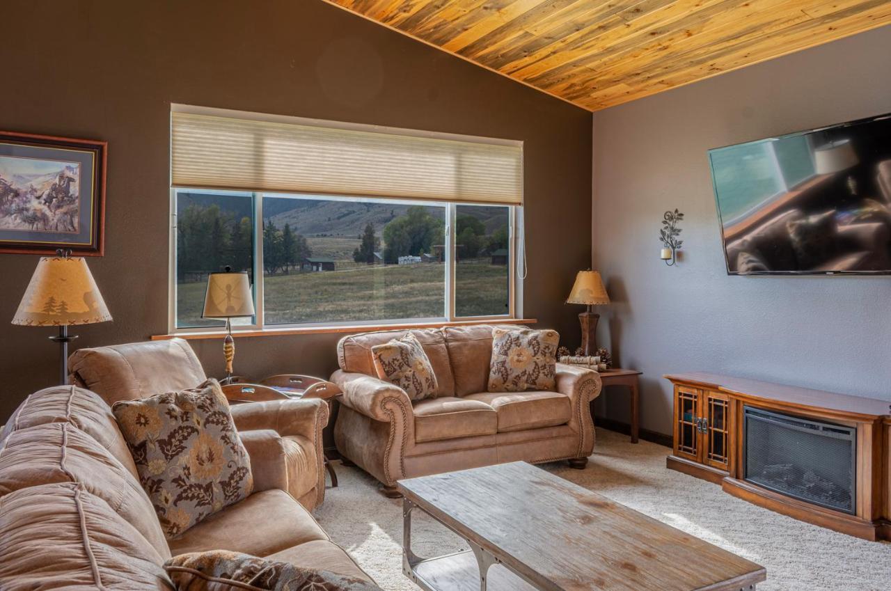 Bison Lodge - Lg Home - 2 Bedrooms - Less Than 5 Miles To Yellowstone North Entrance, Sleeps Up To 8 Gardiner Esterno foto