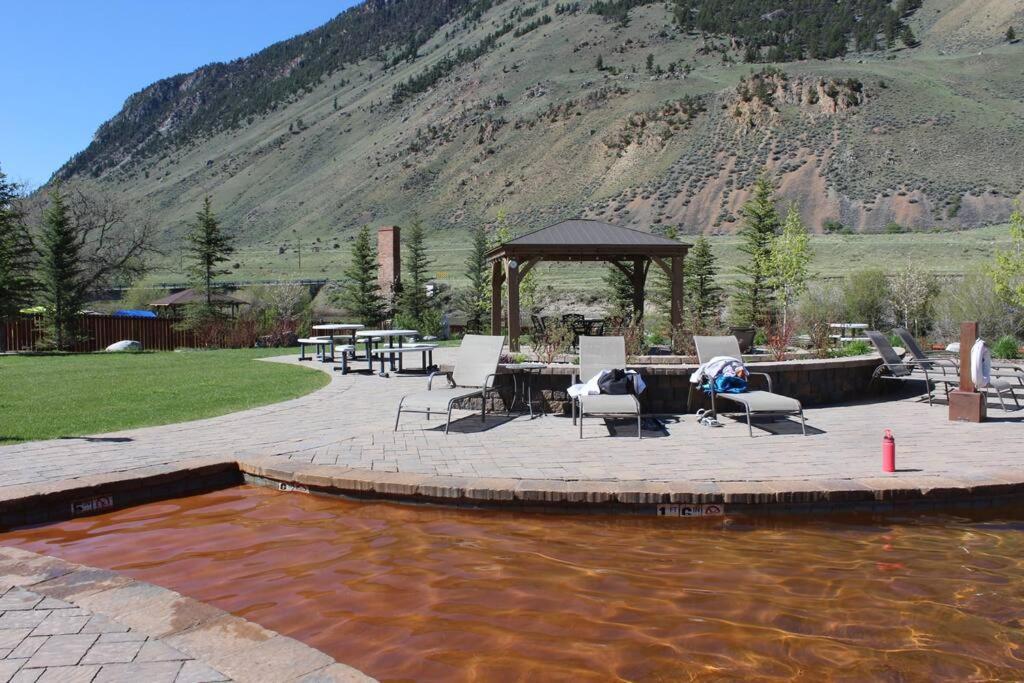 Bison Lodge - Lg Home - 2 Bedrooms - Less Than 5 Miles To Yellowstone North Entrance, Sleeps Up To 8 Gardiner Esterno foto