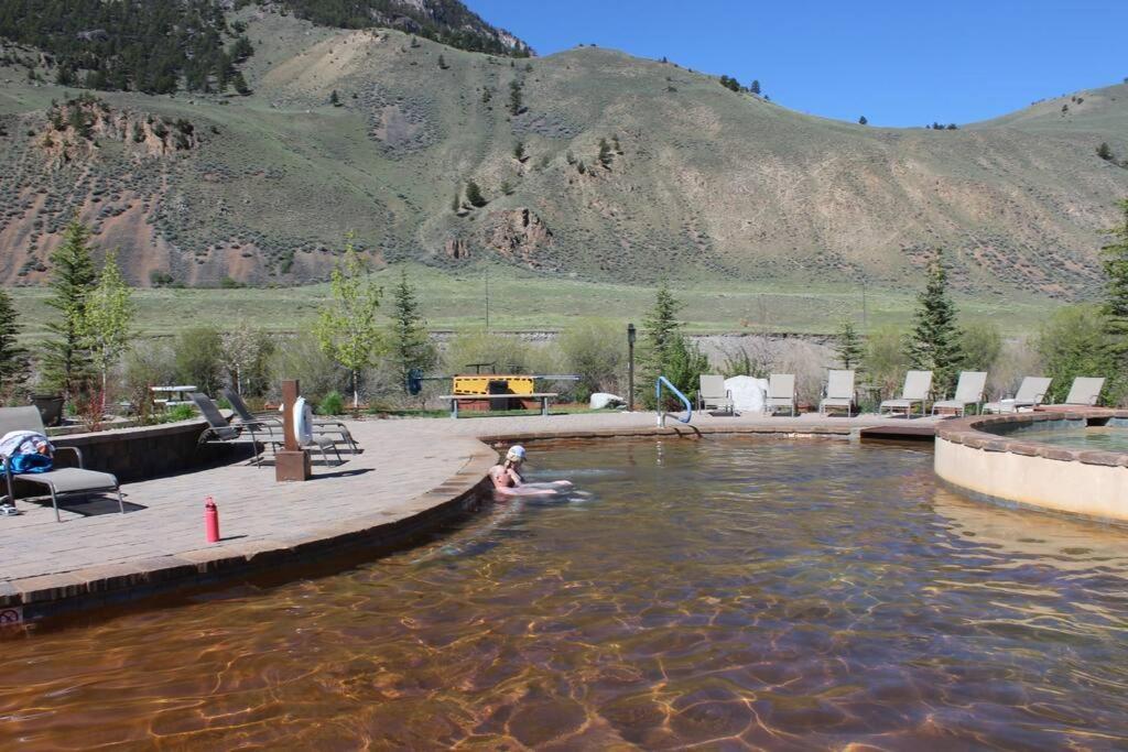 Bison Lodge - Lg Home - 2 Bedrooms - Less Than 5 Miles To Yellowstone North Entrance, Sleeps Up To 8 Gardiner Esterno foto