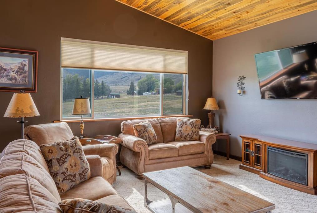 Bison Lodge - Lg Home - 2 Bedrooms - Less Than 5 Miles To Yellowstone North Entrance, Sleeps Up To 8 Gardiner Esterno foto