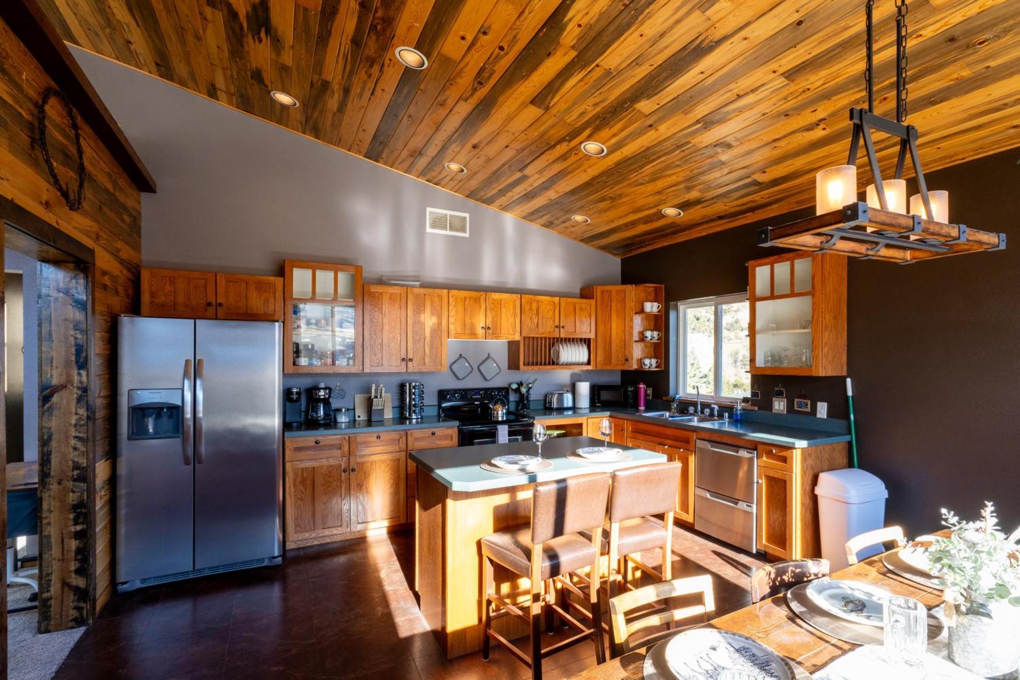 Bison Lodge - Lg Home - 2 Bedrooms - Less Than 5 Miles To Yellowstone North Entrance, Sleeps Up To 8 Gardiner Esterno foto