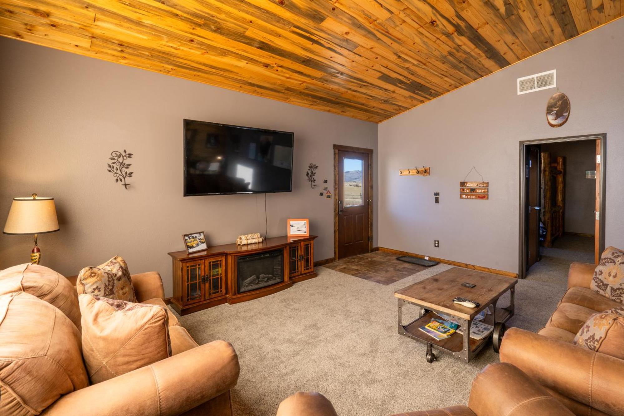 Bison Lodge - Lg Home - 2 Bedrooms - Less Than 5 Miles To Yellowstone North Entrance, Sleeps Up To 8 Gardiner Esterno foto