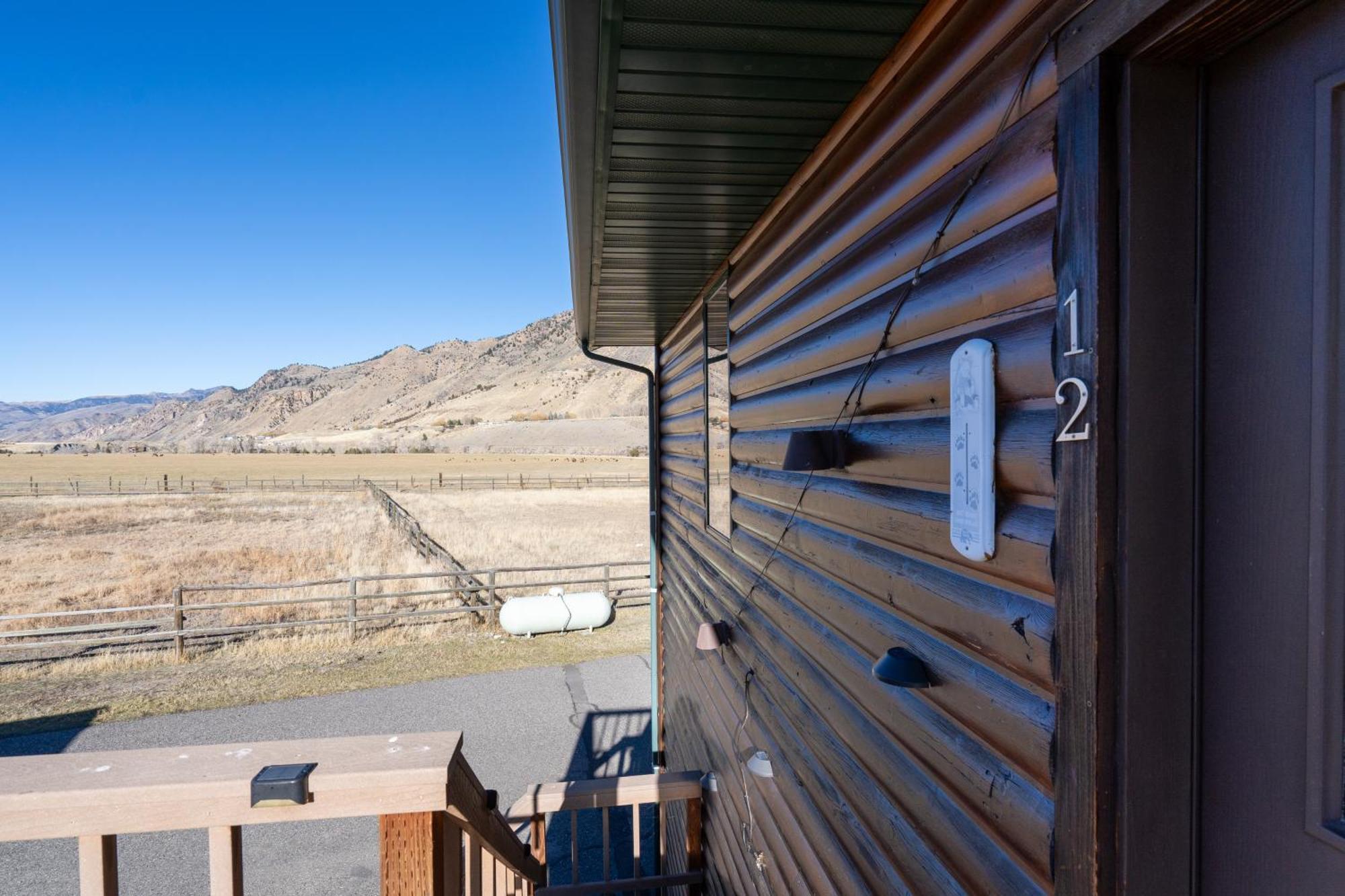 Bison Lodge - Lg Home - 2 Bedrooms - Less Than 5 Miles To Yellowstone North Entrance, Sleeps Up To 8 Gardiner Esterno foto