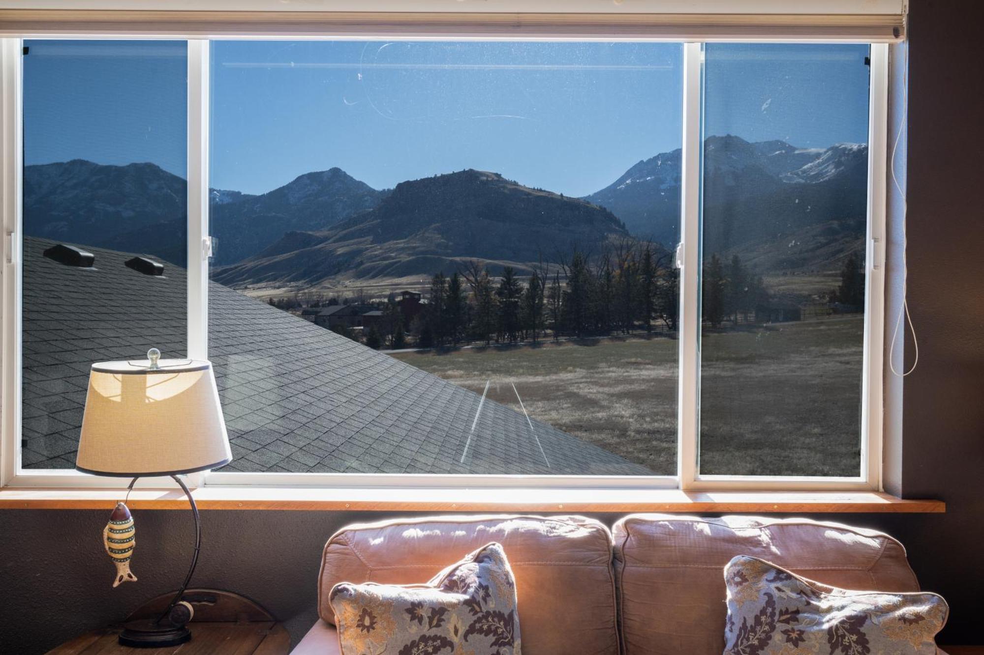 Bison Lodge - Lg Home - 2 Bedrooms - Less Than 5 Miles To Yellowstone North Entrance, Sleeps Up To 8 Gardiner Esterno foto