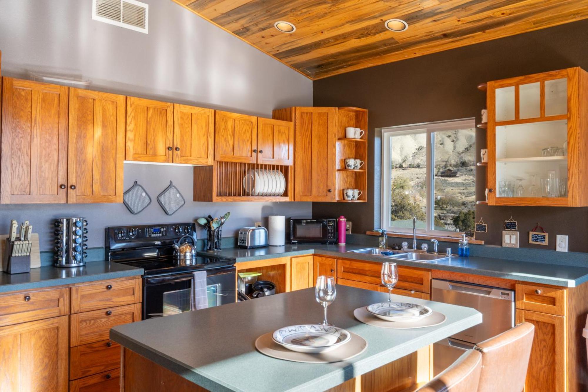 Bison Lodge - Lg Home - 2 Bedrooms - Less Than 5 Miles To Yellowstone North Entrance, Sleeps Up To 8 Gardiner Esterno foto