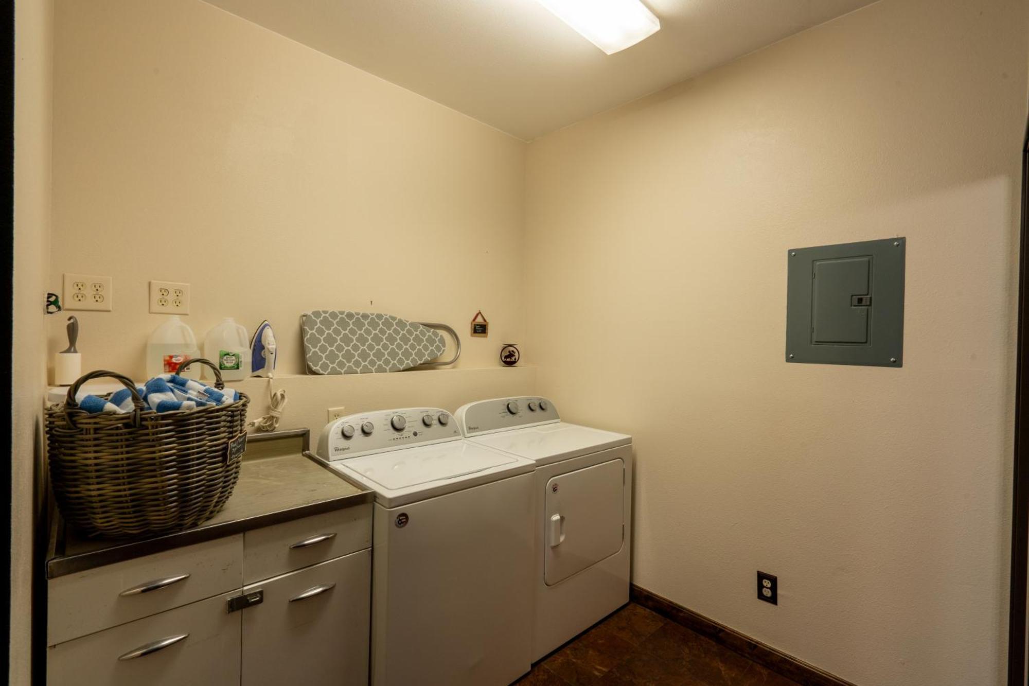 Bison Lodge - Lg Home - 2 Bedrooms - Less Than 5 Miles To Yellowstone North Entrance, Sleeps Up To 8 Gardiner Esterno foto