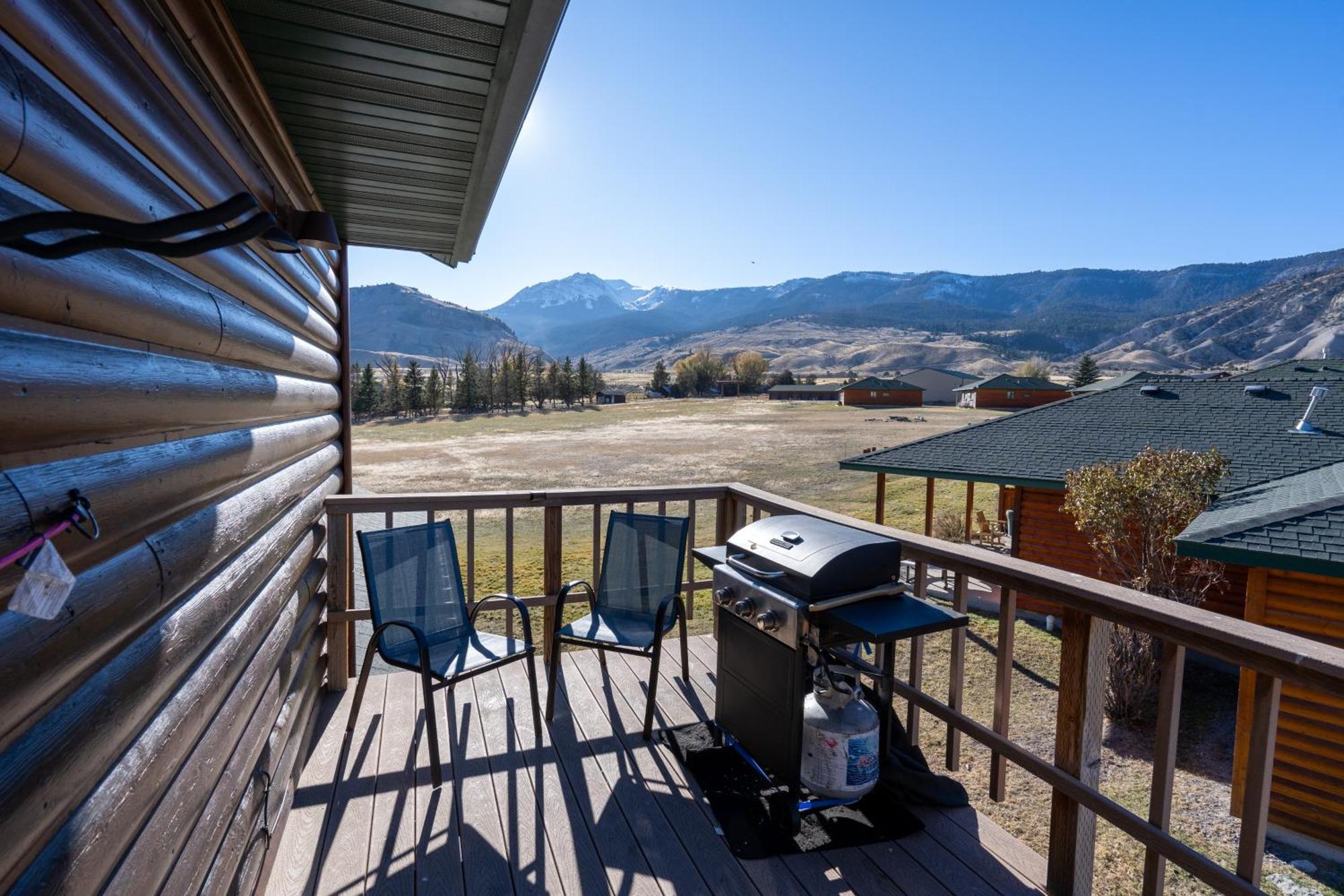 Bison Lodge - Lg Home - 2 Bedrooms - Less Than 5 Miles To Yellowstone North Entrance, Sleeps Up To 8 Gardiner Esterno foto