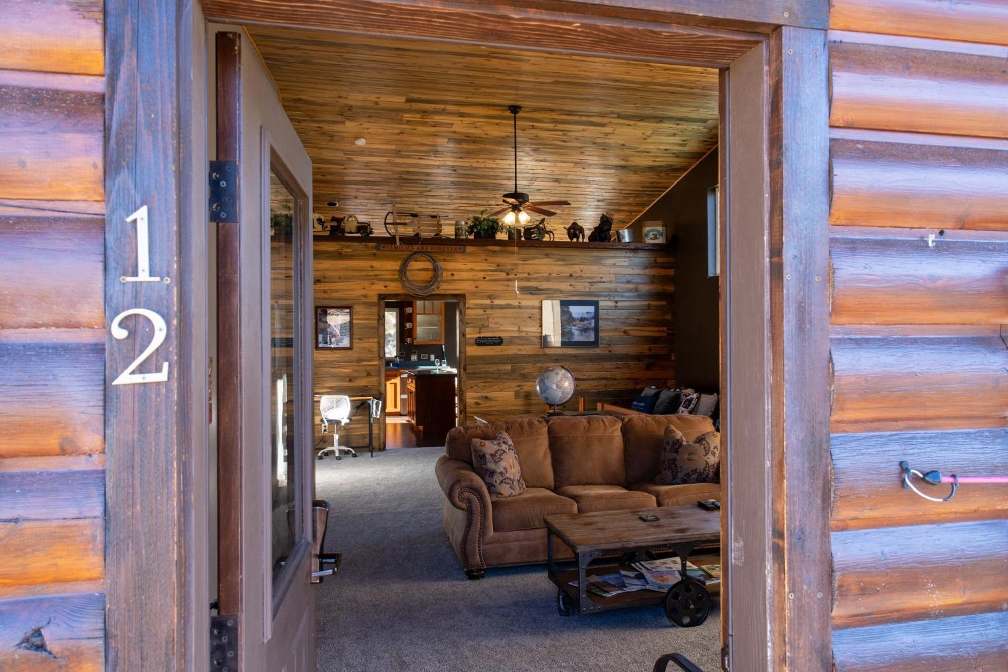 Bison Lodge - Lg Home - 2 Bedrooms - Less Than 5 Miles To Yellowstone North Entrance, Sleeps Up To 8 Gardiner Esterno foto